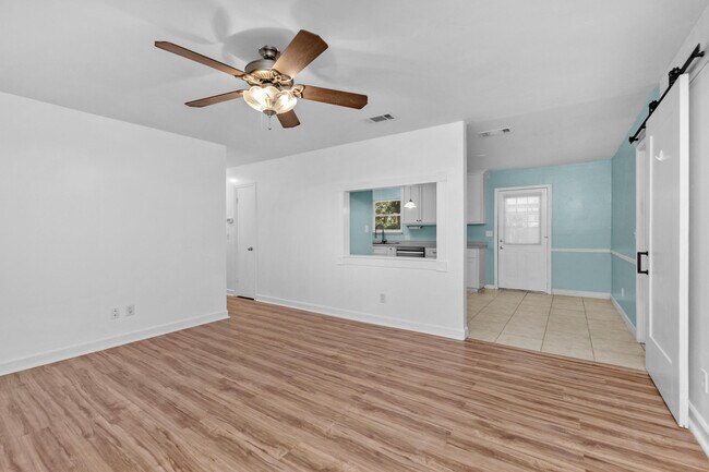 Foto del edificio - 5229 Compass Ct