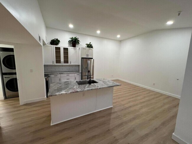 Foto del edificio - 1335 Crystal Way