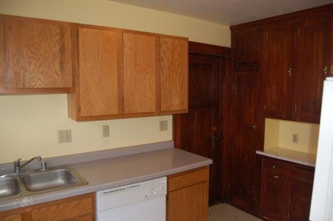 Building Photo - 205 N Few St