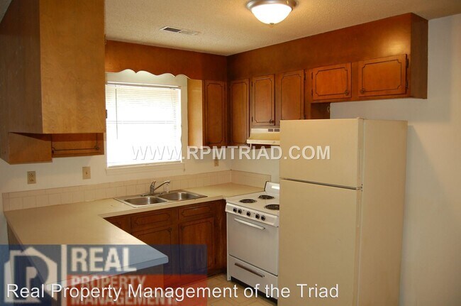 Building Photo - 1600 Oak Croft Ct