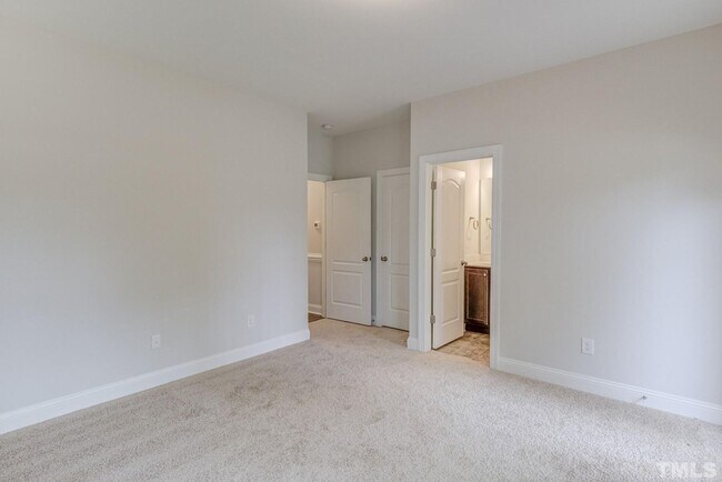 Building Photo - Spacious End Unit Townhome in Superb Cary Location