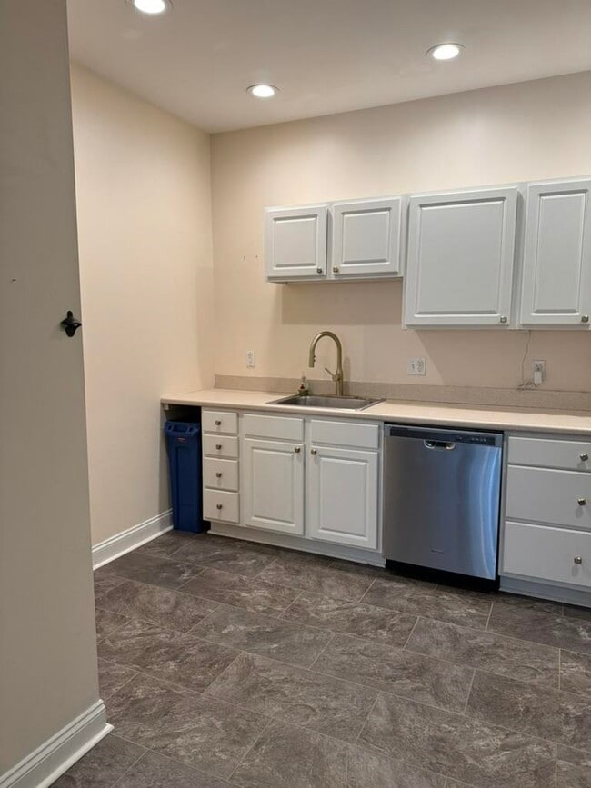 Building Photo - 95 Court St