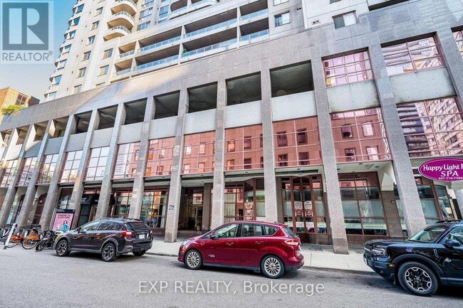 Building Photo - 736 Bay St.