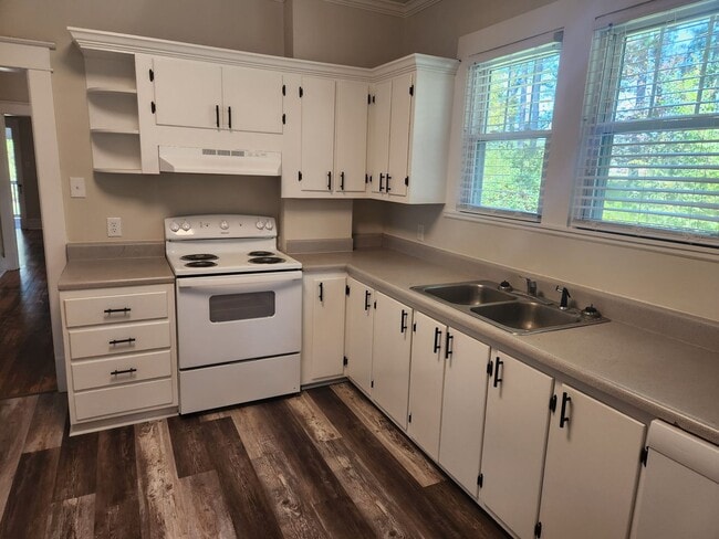 Building Photo - SHOWINGS UNAVAILABLE UNTIL MAY 1 2026