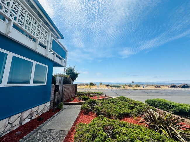 Building Photo - Incredible Luxury Beach House with Views, Steps to the Ocean in Alameda