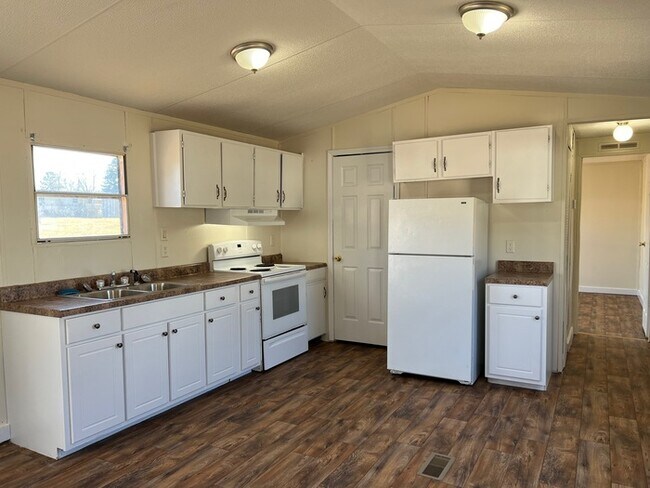 Building Photo - 161 Westside Cir