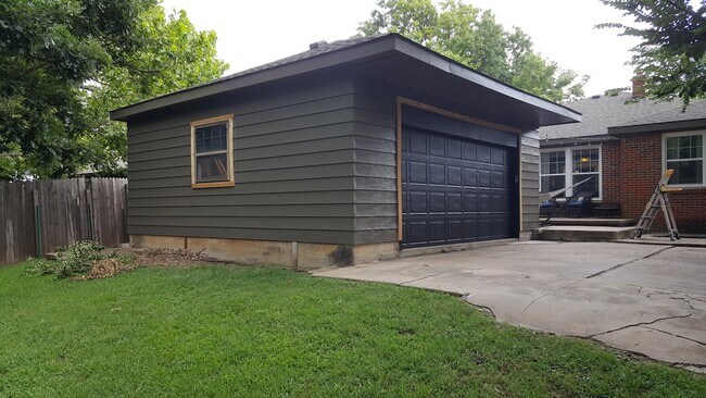 Building Photo - 939 N Crestway St