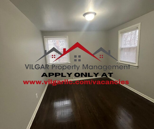 Building Photo - Duplex home ! 3 bed, 3 story, 1 bath home ...
