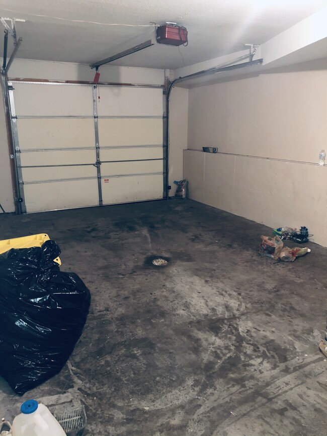1 car garage and 2 car driveway - 1416 SE Henley Ct