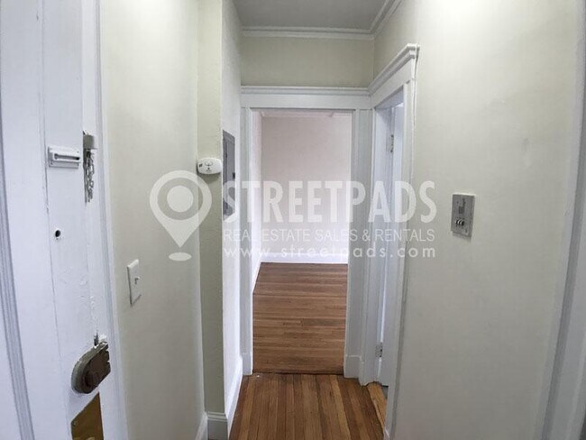 Building Photo - bedroom in Boston MA 02215
