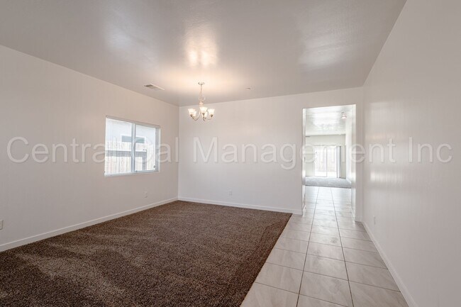 Foto del edificio - 4 bedroom 2 bath  Home in the Desired Sout...