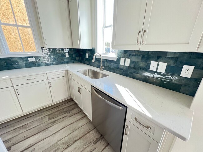 Foto del edificio - Luxury 2BR Townhome in Market Common | Walkable + Pool | Available Now