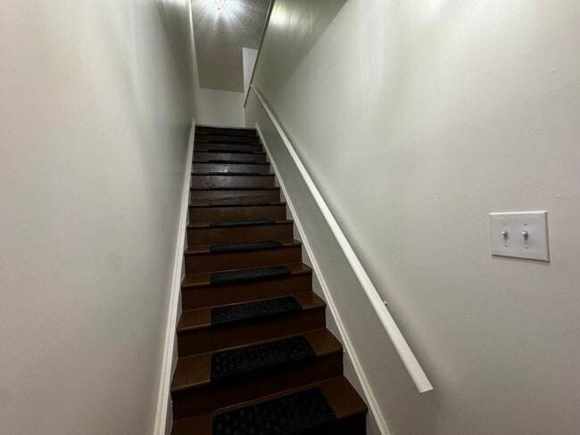 Building Photo - TWO BEDROOM TOWNHOME