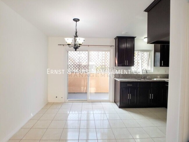 Foto del edificio - Upgraded 2 Story Townhome with Balcony and...