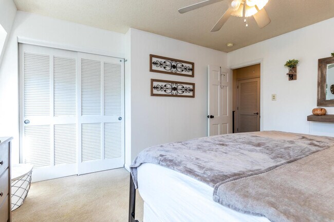 Foto del edificio - 6529 Deane Hill Dr #43