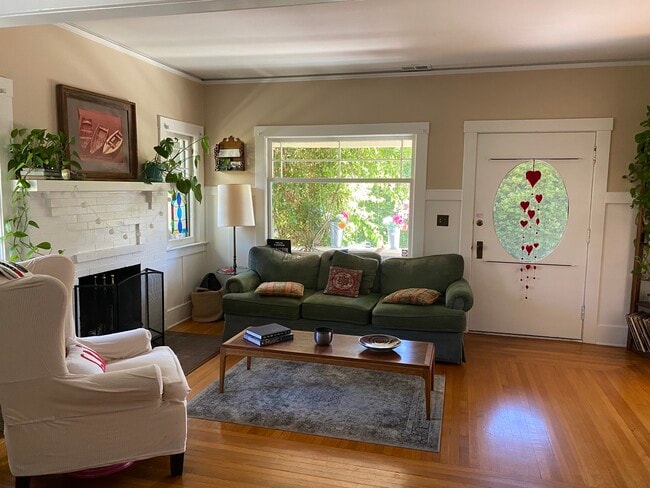 Living Room - 420 W Quinto St