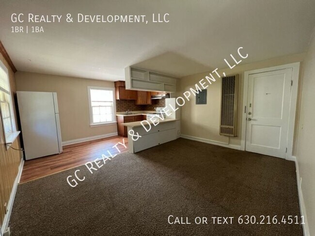 Foto del edificio - *** EXCELLENT CRYSTAL LAKE LOCATION / 1 BD...