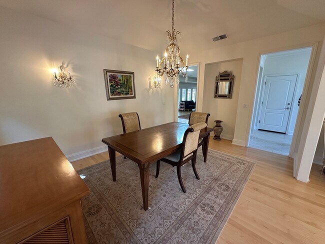 Foto del edificio - Beautifully Appointed 4 Bed, 2.5 Bath Home...