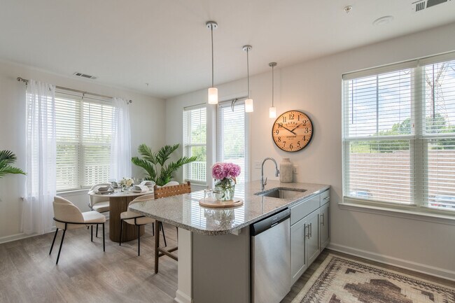 Building Photo - Commonwealth Apartments