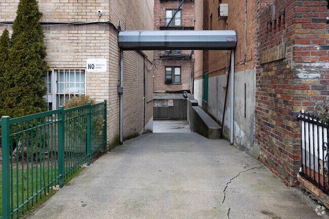 Building Photo - 1642 W 9th St