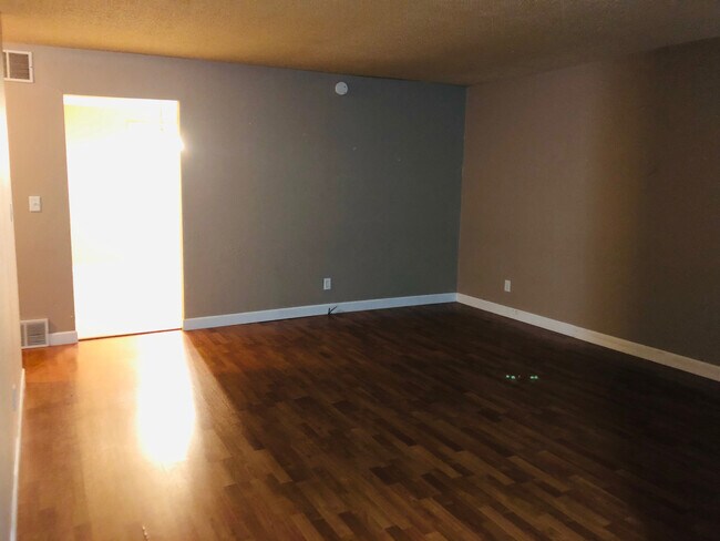 Foto del edificio - 826 Deerfield Rd