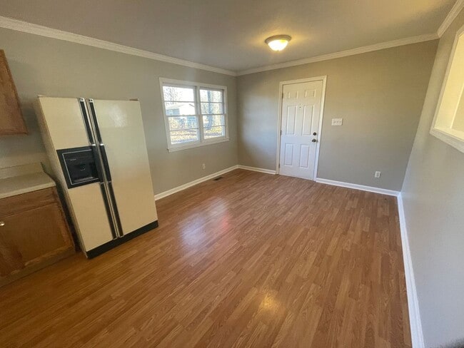 Foto del edificio - 3 bedroom 1 bath brick ranch home-Pet Friendly!  Large lawn! Freshly Painted!