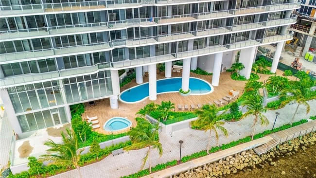Foto del edificio - 700 NE 24th St