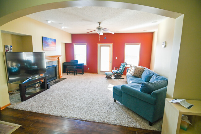 Building Photo - 3266 Oak View Dr