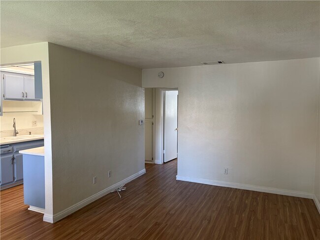 Foto del edificio - 1330 W Lambert Rd