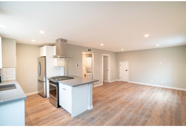 Foto del edificio - 5847 Willoughby Ave