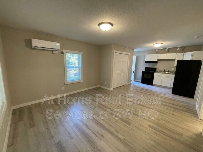 Building Photo - 2174 N Kellett Ave