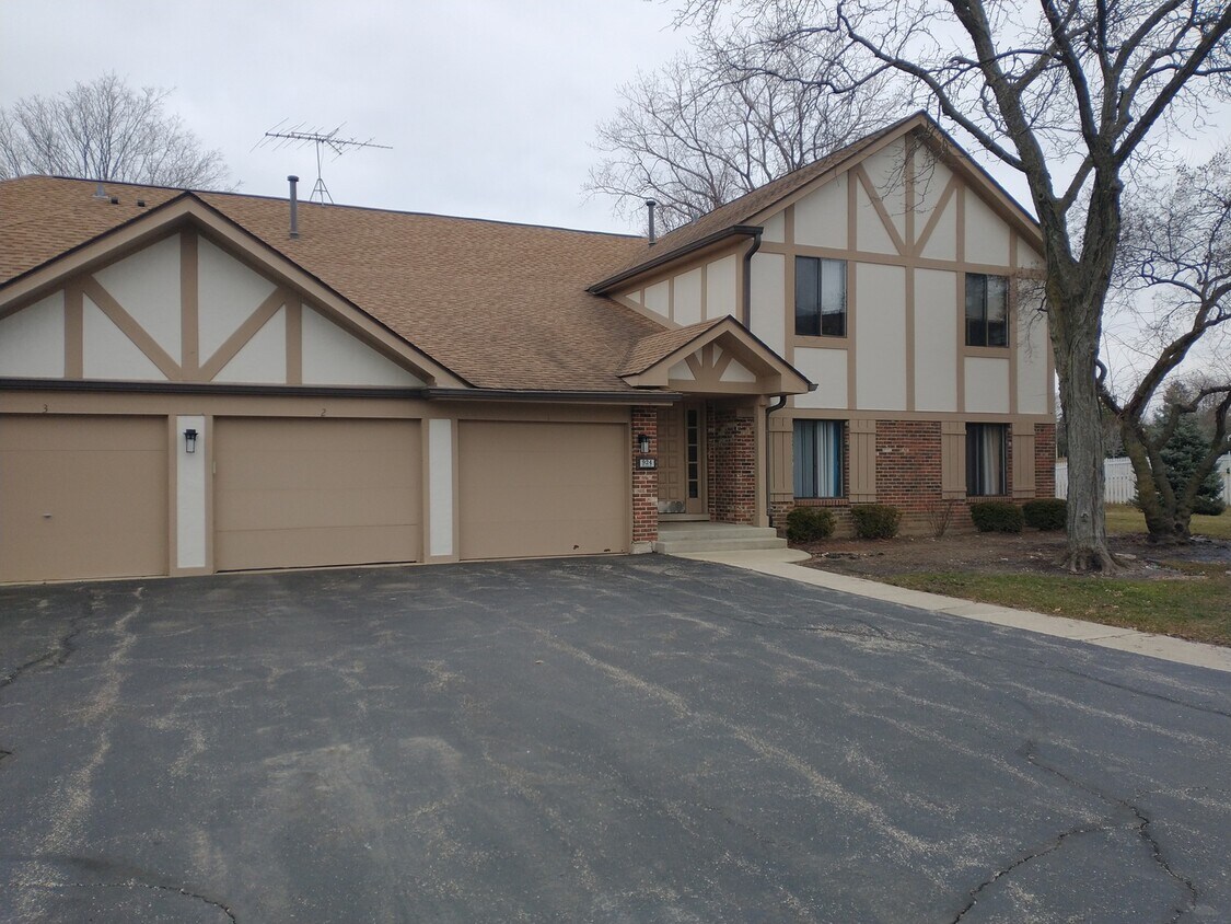 Primary Photo - 924 Surrey Dr