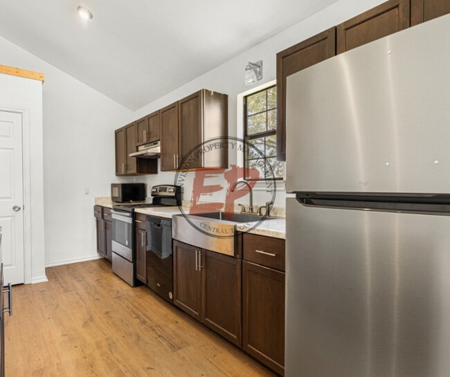 Foto del edificio - 649 Joy Lynn Rd
