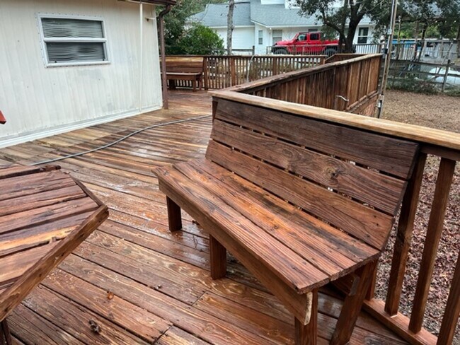 Building Photo - Charming Lakeside Home 3 Bedroom/2 Bath