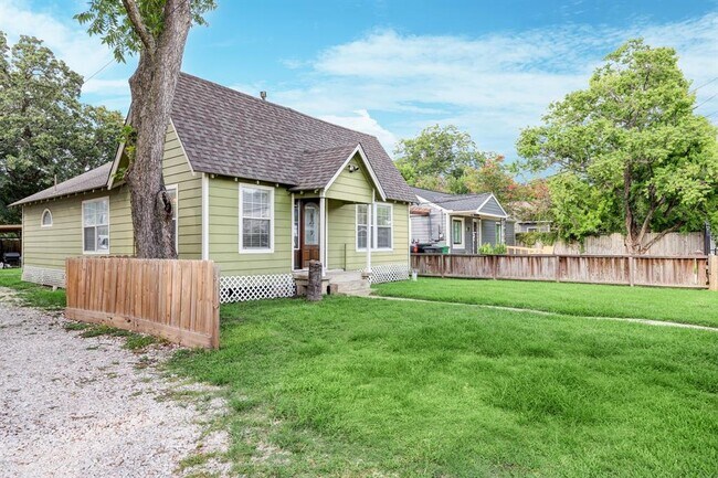 Building Photo - 411 Lindale St