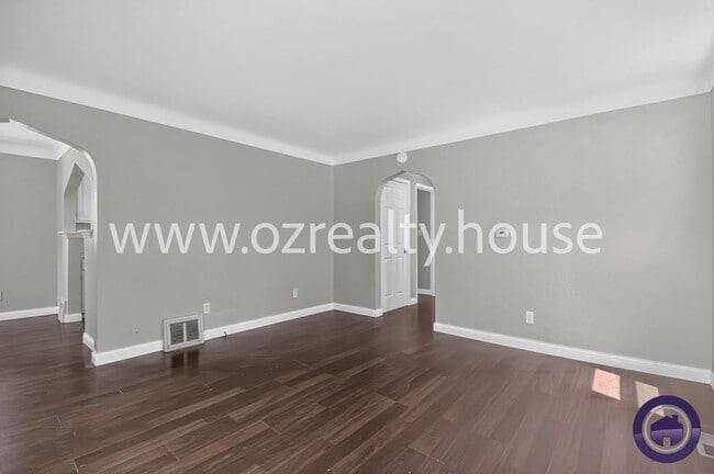 Foto del edificio - 3434 Bellevue Rd