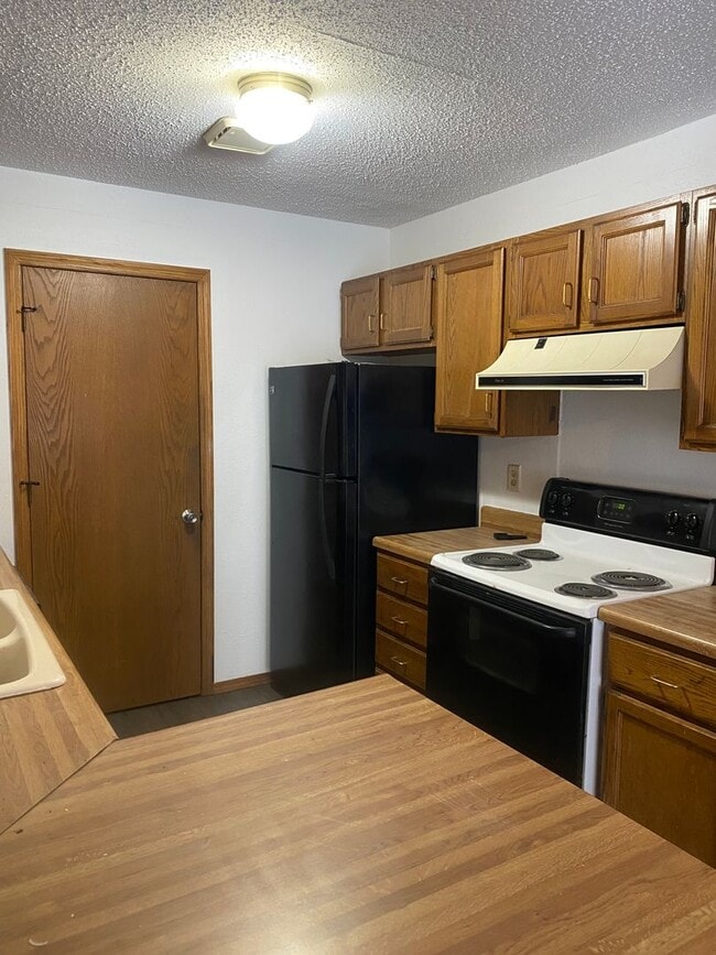 Building Photo - 4 bed, 2 bath Townhome on corner lot locat...