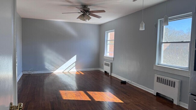 Foto del edificio - 330 S Broadway