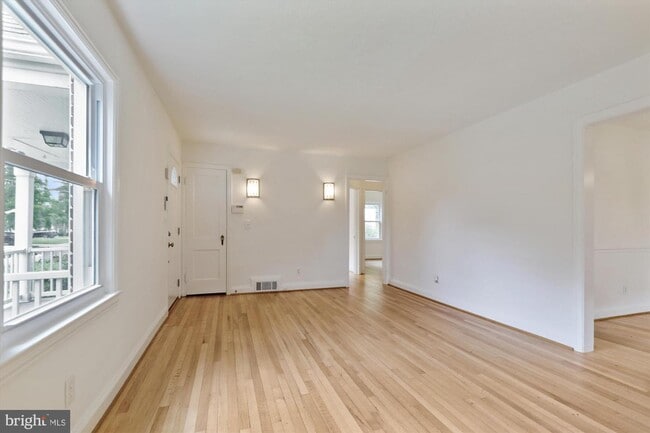 Building Photo - 301 Potomac St
