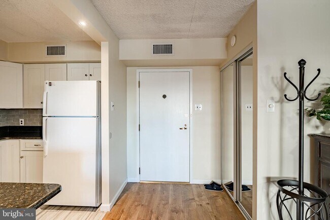 Building Photo - 10218 Valley Forge Cir