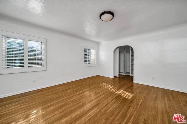 Building Photo - 333 S Roxbury Dr