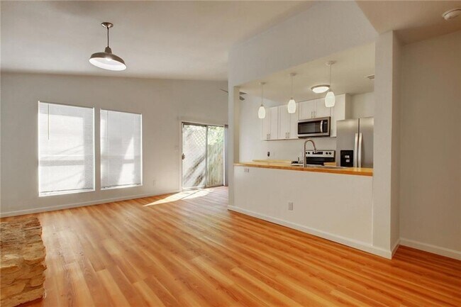 Foto del edificio - 12820 Copper Cliff Ave