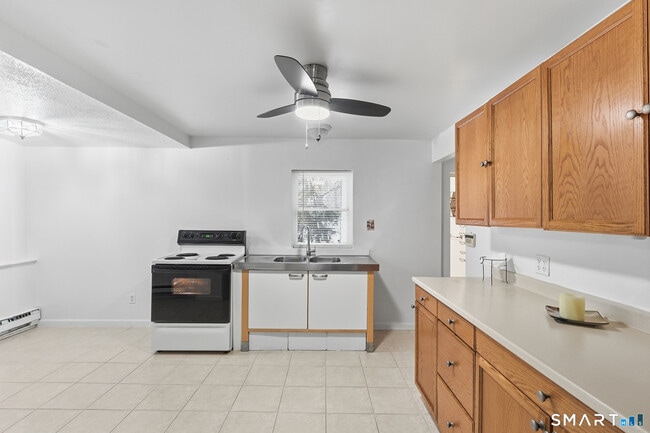 Building Photo - 1565 Byam Rd