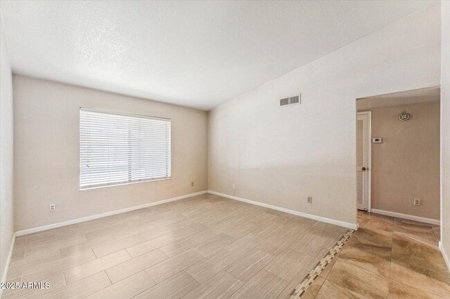 Building Photo - 1402 E Guadalupe Rd