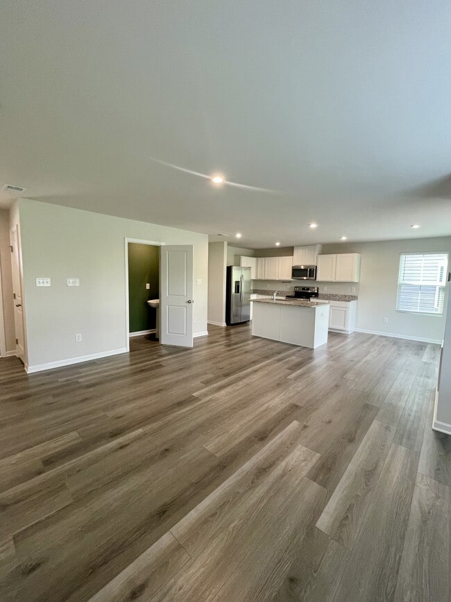 Building Photo - 154 Robinia Rd