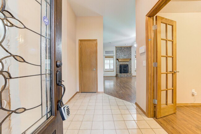 Building Photo - Beautiful 3x2 with Sunroom in Yukon