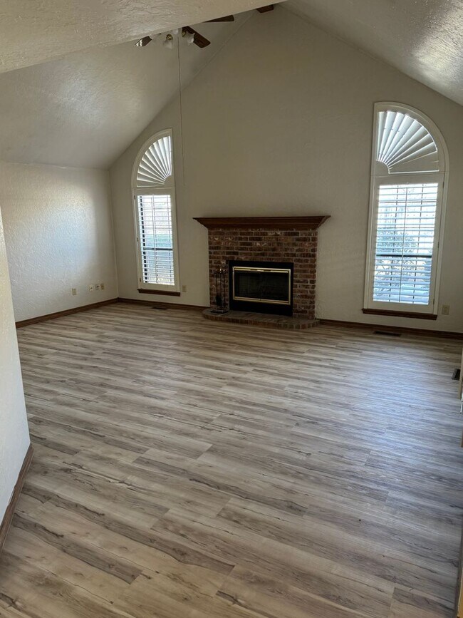 Foto del edificio - 4 bedroom 2 1/2 bath 3 car garage home