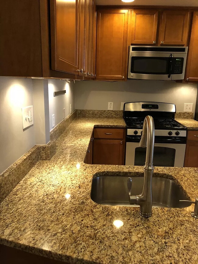 Building Photo - 1226 Saint Paul St