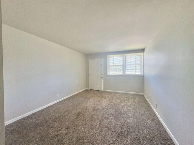 Foto del edificio - Amazing Location! View of Centennial Park! 1 Bed 1 Bath
