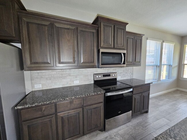 Building Photo - Available now ready for immediate move in